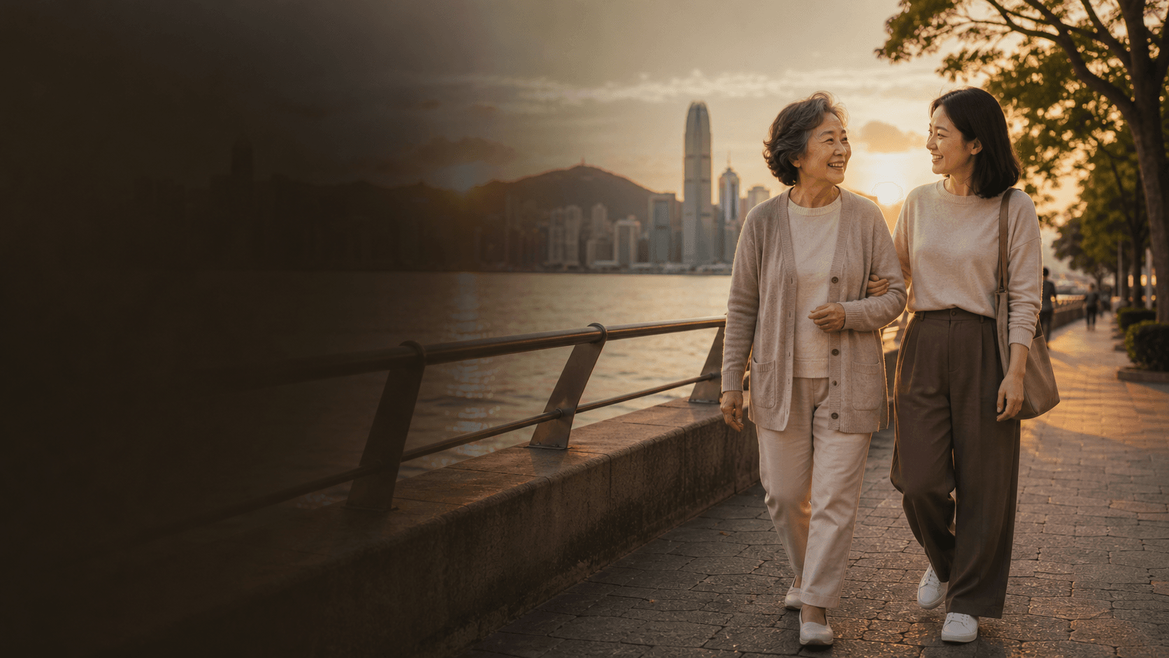 成年女兒在香港海濱長廊陪媽媽黃昏散步